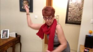 στιγμιότυπο της ταινίας sueno με μία μεσήλικη γυναίκα να χορεύει στο σαλόνι της