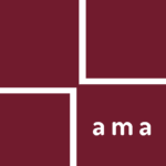 Το logo του Synama Festival. Ένα μπορντώ τετράγωνο, που χωρίζεται σε 4 κομμάτια, από ένα λευκό +. Στην κάτω δεξιά γωνία η λέξη ama.
