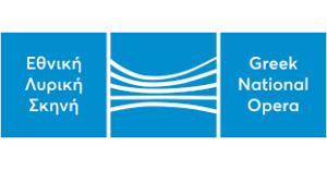 το logo της Εθνικής Λυρικής Σκηνής στα ελληνικά και στα αγγλικά σε γαλάζιο χρώμα. Στο κέντρο πέντε λευκές γραμμές ξεκινούν παράλληλες και στενεύουν στο κέντρο δημιουργώντας ένα σχήμα καμπύλης
