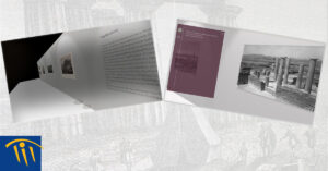 Κολλάζ δύο εικόνων από την ψηφιακή έκθεση φωτογραφίας του Πολιτιστικού Ιδρύματος Ομίλου Πειραιώς. Αριστερά, σε έναν εικονικό τοίχο είναι τοποθετημένες ασπρόμαυρες φωτογραφίες από τις αρχές του 20ού αι. Μία περιγραφή με τίτλο "Παρθενώνας" στα δεξιά δίνει επίσης την αίσθηση ότι βρισκόμαστε σε έναν πραγματικό χώρο. Στα δεξιά, άλλη μια εικόνα της ψηφιακής έκθεσης με μια ασπρόμαυρη φωτογραφία από τα ερείπια ενός αρχαιοελληνικού ναού. Στην κάτω αριστερή γωνία σε μπλε πλαίσιο, μία κίτρινη καμπύλη γραμμή καλύπτει σα σκεπή τρεις κίτρινες κάθετες γραμμές, το logo του ΠΙΟΠ.