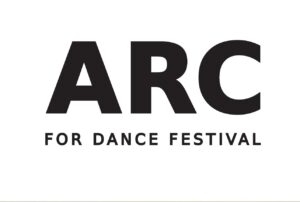Το logo του Arc for Dance Festival. Με μεγάλα μαύρα γράμματα σε άσπρο φόντο είναι γραμμένη η λέξη Arc. Από κάτω σε μία γραμμή είναι γραμμένο με μικρότερα γράμματα for dance festival.