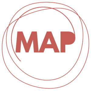 Σε λευκό φόντο ένα σχήμα κύκλου σε κόκκινο χρώμα έχει σχηματιστεί από πολλαπλές πρόχειρες καμπύλες γραμμές σα σχέδιο με στυλό. Στο κέντρο είναι γραμμένο με έντονα κόκκινα γράμματα η λέξη "MAP" κι από κάτω ο υπότιτλος Moving Action People.
