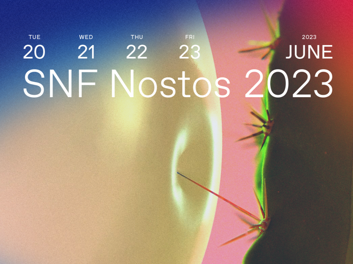 Το αγκάθι ενός πράσινου κάκτου πιέζει την επιφάνεια ενός μεγάλου μπεζ μπαλονιού που θυμίζει ανθρώπινη κοιλιά με αφαλό. Στο πάνω μέρος είναι γραμμένο με λευκά γράμματα SNF Nostos 2023, 20-23 Ιουνίου 2023.