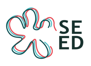 Logo του SEED. Με αδρές γραμμές σε τρία χρώματα σχηματίζεται το περίγραμμα ενός λουλουδιού με 5 πέταλα. Το σχήμα μοιάζει να μην ολοκληρώνεται και από τη δεξιά του πλευρά που μένει ανοιχτή προβάλλει ο τίτλος του προγράμματος "SEED" με βαθυπράσινο χρώμα.