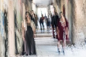 Στον διάδρομο ενός μισογκρεμισμένου κτίσματος με φθαρμένους τοίχους, διαγράφονται αχνά οι φιγούρες 8-9 ανθρώπων. Με κοστούμια ή φορέματα, στέκονται όρθιοι κοιτώντας προς τον φακό που καθώς κινείται κάνει τις μορφές τους σχεδόν διάφανες, τα περιγράμματά τους θολά. Θυμίζουν φαντάσματα που βρέθηκαν για λίγο εκεί, αλλά πια δεν υπάρχουν.