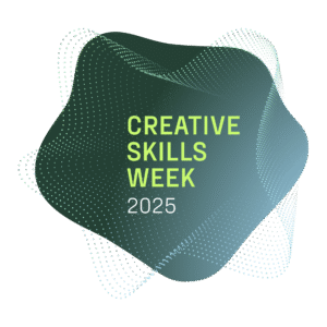 Σε βαθυπράσινο σχήμα με καμπύλες μικρές λευκές τελείες σε συμμετρική διάταξη σχηματίζουν πτυχώσεις σαν ένα ημιδιάφανο ύφασμα να ανεμίζει πίσω από τον τίτλο Creative Skills Week 2025 γραμμένο με κίτρινα κεφαλαία γράμματα.