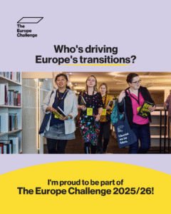 Αφίσα του The Europe Challenge. Τέσσερα νεαρά κορίτσια με κίτρινες κονκάρδες συμμετοχής κρεμασμένες στον λαιμό τους προχωρούν ευδιάθετα σε έναν χώρο που θυμίζει βιβλιοθήκη. Με μαύρα γράμματα πάνω και κάτω από τη φωτογραφία είναι γραμμένο: Who's driving Europe's transitions? I'm proud to be part of The Europe Challenge 2025/26!