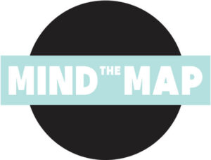 logo της Mind the map. Στο κέντρο ενός μαύρου κύκλου, εμφανίζεται ορθογώνιο οριζόντιο πλαίσιο σε γαλάζιο χρώμα. Μέσα του με λευκά γράμματα γράφει: mind the map.