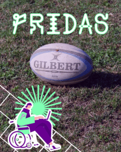 Σε ξεραμένο χορτάρι είναι αφημένη μια μπάλα rugby μάρκας Gilbert. Με αλλόκοτους χαρακτήρες που σχηματίζουν καμπύλες είναι γραμμένο στο πάνω μέρος "Fridas". Κάτω δεξιά σε γραφιστικό σχέδιο, ένα άτομο σε αμαξίδιο με αθλητική αμφίεση γράφει κάτι στο λάπτοπ που είναι ακουμπισμένο στα πόδια του.