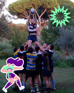 Φωτογραφία μιας ομάδας νεαρών παιδιών με αθλητικά ρούχα που υψώνουν με τα χέρια τους στον αέρα ένα κορίτσι που κρατά ψηλά προς τον ουρανό μια μπάλα rugby. Πάνω στο φόντο του καταπράσινου υπαίθριου χώρου που φιλοξενεί τα παιδιά, εμφανίζεται ένα γραφιστικό λουλούδι σε λαχανί χρώμα και το σχέδιο μιας αθλήτριας με μωβ μακριά μαλλιά που κρατά μια μπάλα rugby.