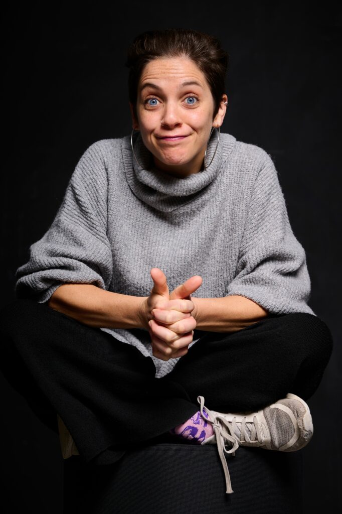 Σε μαύρο φόντο και σε θέση οκλαδόν η Νάγια, μία λευκή γυναίκα με κόντα μαύρα μαλλιά και μπλε μάτια, κοιτάει την κάμερα κάνωντας μια αστεία γκριμάτσα με τα φρύδια της να ανασηκώνονται. Τα δάχτυλα των χεριών της είναι μπλεγμένα μεταξύ τους, ακουπώντας στα γόνατά της.