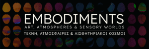 Δυναμικό banner (gif) με τίτλο "Embodiments - Art, Atmospheres & Sensory Worlds / Τέχνη, ατμόσφαιρες και αισθητηριακοί κόσμοι". Σε μαύρο φόντο, μικρές βούλες σε σχήμα πένας κιθάρας εμφανίζουν πλήθος χρωμάτων στο εσωτερικό τους σαν παράξενοι γεωλογικοί σχηματισμοί που φωτίζονται και σβήνουν. Τοποθετημένες κολλητά η μία στην άλλη σε οριζόντιες σειρές, αφήνουν ανάμεσά τους κενά μόνο για να εμφανιστούν με λευκούς λεπτούς χαρακτήρες οι πληροφορίες της εκδήλωσης.